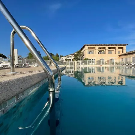 Apartment Les De Robinson: Riverside With Pool In